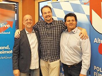 Nach der Wahl lagen sich (von links) Martin Böhm (Vorsitzender des Kreisverbands Coburg), Martin Sichert (bayerischer Landesvorsitzender) und der neue Kronacher Ortsverbandsvorsitzende Harald Meußgeier für ein Foto in den Armen. Foto: Theresa Schiffl