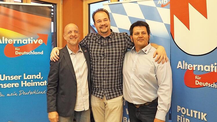 Nach der Wahl lagen sich (von links) Martin Böhm (Vorsitzender des Kreisverbands Coburg), Martin Sichert (bayerischer Landesvorsitzender) und der neue Kronacher Ortsverbandsvorsitzende Harald Meußgeier für ein Foto in den Armen. Foto: Theresa Schiffl