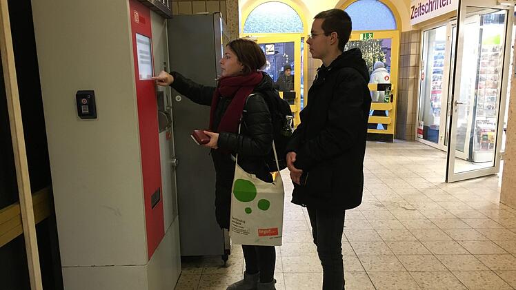 Am frühen Morgen ging am Kulmbacher Bahnhof gar nichts. Lisa Pröschold und Torsten Götz warteten vergeblich auf ihren Zug.Foto: Katrin Geyer