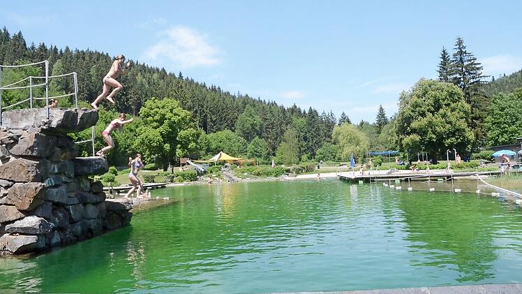 Das im idyllischen Landleitenbachtal bei Rothenkirchen gelegene Naturbad bietet attraktives Freizeitvergnügen.