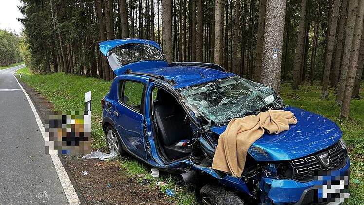 Dacia kommt von Fahrbahn ab und prallt gegen Baum