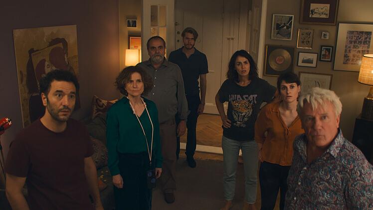 Knut schockt seine G&auml;ste mit einer Ansprache (von links): Schwager Hannes (Mohamed Achour), Schwiegermutter Gilla (Victoria Trauttmansdorff), Schweigervater Bernhard (Matthias Brenner), Bruder Karsten (Richard Kreutz), Freundin Karo (Lucie Heinze), Schw&auml;gerin Franzi (Julia Becker) und Vater Helmut (J&ouml;rg Sch&uuml;ttauf) sind sprachlos.