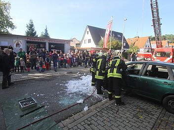Am Aktionstag zeigten die Feuerwehrleute, was sie können. Fotos: Michael Busch/FFW Dechsendorf