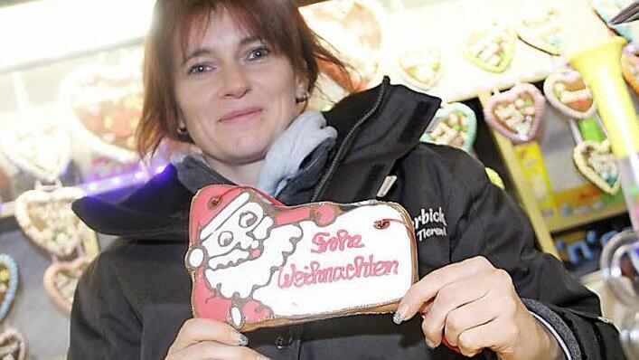 Katrin Fuchs verkauft neben gebrannten Mandeln auch Lebkuchenherzen mit Weihnachtsmotiven, die zum Fest gerne verschenkt werden. Foto: Gerda Völk