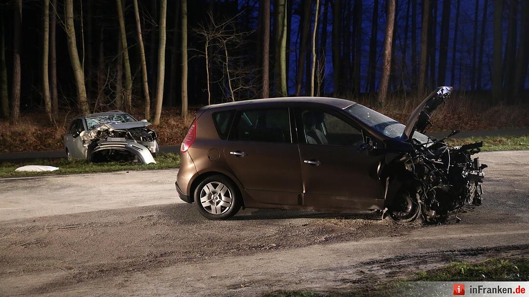 Zwei Schwerverletzte bei Frontalzusammenstoß auf der B14