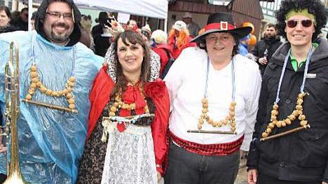 Die drei neuen Träger des Nussprügel-Ordens Markus Krappmann (links), Dominik Zillig (rechts) und Theresia Krappmann (Zweite von links) mit Walnuss-Königin Marianne Dinkel.