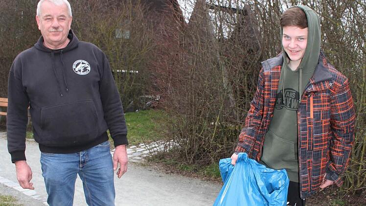 Der Gewässerwart des Bezirksfischereivereins, Gerd Suske, und Filip Frosch waren erstaunt, was allen in den Kulmbacher Seen trieb. Foto: Sonja Adam