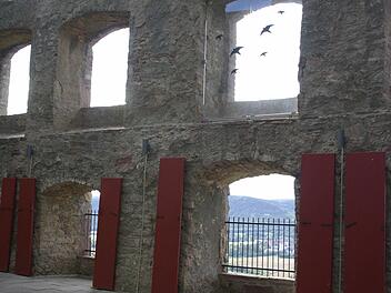 Eine Verglasung der Fenster im Erthal-Saal der Trimburg, wie das Musterfenster (Foto) zeigt, lehnt das Denkmalpflegeamt ab. Stattdessen sollen Sonnensegel den Innenraum schützen. Fotos: Winfried Ehling