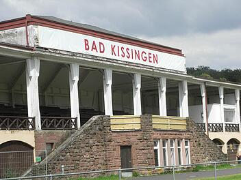 Ein Kunststoff-Banner mit dem Schriftzug Bad Kissingen wurde über den alten verwitterten Buchstaben an der Frontseite des Turniergebäudes am Bad Kissinger Flugplatz in der Au angebracht.  Foto: Rübel