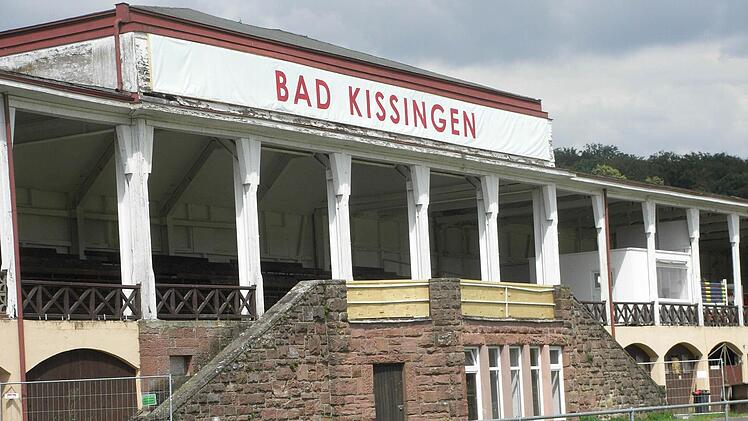 Ein Kunststoff-Banner mit dem Schriftzug Bad Kissingen wurde über den alten verwitterten Buchstaben an der Frontseite des Turniergebäudes am Bad Kissinger Flugplatz in der Au angebracht.  Foto: Rübel