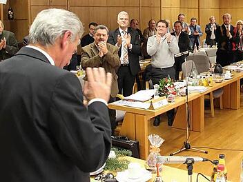 Oswald Marr (2. v.l.) winkte bescheiden und gerührt ab, als es stehende Ovationen im Kreistag für ihn gab. Foto: Friedwald Schedel