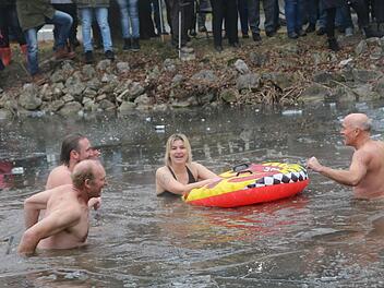 Sichtliches Vergnügen bereitete den Teilnehmern das Plantschen im zwei Grad kalten Dorfteich. Fotos: Michael Stelzner