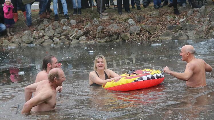 Sichtliches Vergnügen bereitete den Teilnehmern das Plantschen im zwei Grad kalten Dorfteich. Fotos: Michael Stelzner
