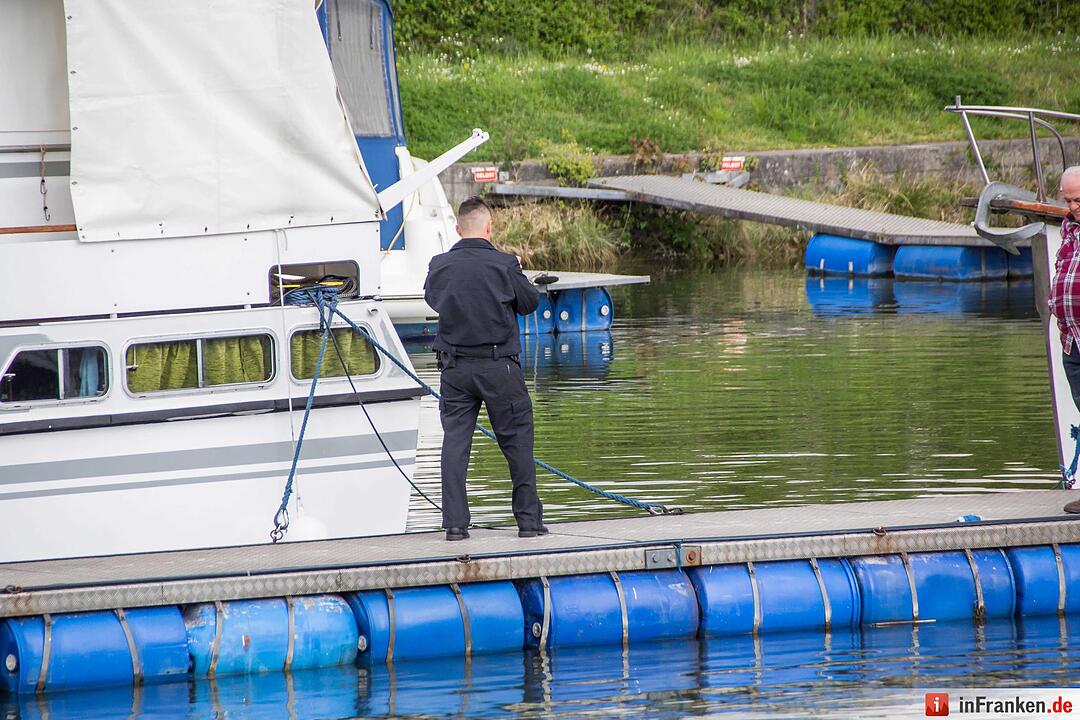 Diesel aus undichtem Bootstank verunreinigt das Wasser im Sportboothafen in Nürnberg