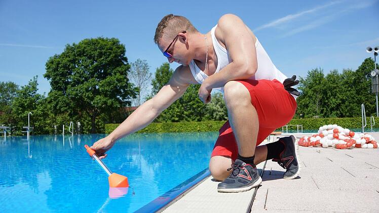 Eigentlich geht es automatisch, aber fürs Foto misst Tyrel Singer die Temperatur per Hand mit einem Thermometer. Foto: Guzy