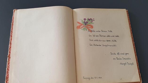 Die ersten Eintr&auml;ge in diesem Poesiealbum aus der Nachkriegszeit sind von 1947. 13 Jahre alt war die Besitzerin damals. Nirgendwo ein Einklebebildchen; zum Schm&uuml;cken mussten Buntstiftzeichnungen reichen. Foto: Christofzik