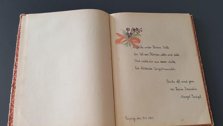Die ersten Einträge in diesem Poesiealbum aus der Nachkriegszeit sind von 1947. 13 Jahre alt war die Besitzerin damals. Nirgendwo ein Einklebebildchen; zum Schmücken mussten Buntstiftzeichnungen reichen. Foto: Christofzik