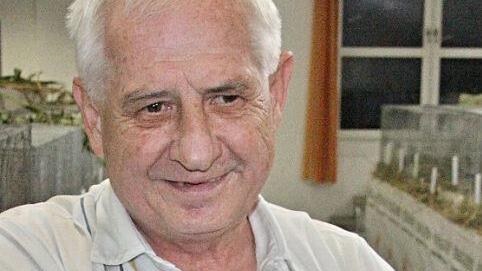 Seit 36 Jahren Kleintierzüchter, Otmar Pitschka aus Memmelsdorf mit einem Alaska-Hasen. Er züchtete mehrere Rassetiere.