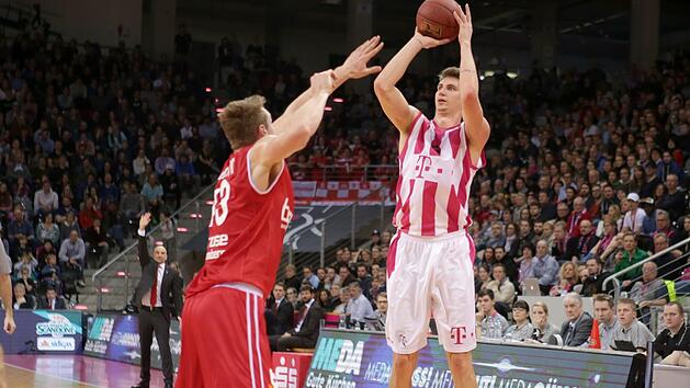 Tomislav Zubcic, der hier gegen den sp&auml;ter verletzt ausgeschiedenen Bamberger Center Leon Radosevic einen seiner sieben Dreier verwandelt, spielte sich in einen Rausch. Foto: J&ouml;rn Wolter