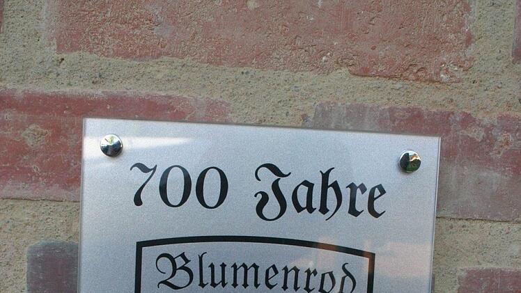 Stolz ist die Dorfgemeinschaft Blumenrod auf das neu geschaffene Wappen, das dem Rödentaler Stadtteil die Identität bewahren soll. Foto: Martin Rebhan