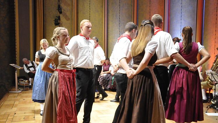 Mit fliegenden Röcken und fränkischen Figurentänzen tanzen die "Berger Plüapaare" in Bergrheinfeld bei der "Kirwa" um den Planbaum.Peter Klopf
