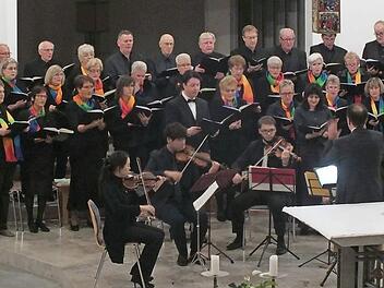 Der St.-Otto-Chor wird von Streichern unterstützt. Foto: privat