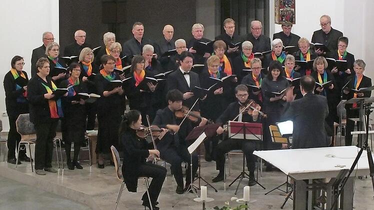 Der St.-Otto-Chor wird von Streichern unterstützt. Foto: privat