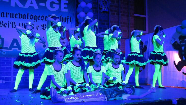 Zeitreise mit der Junioren-ShowtanzgruppeDoris Bauer