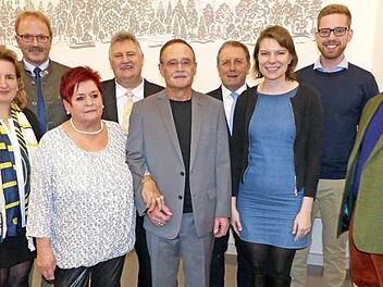 Mit einer großen Gratulantenschar feierte Eugen Hain im "Dorftreff" seinen 70. Geburtstag. Unser Bild zeigt (von links) VG-Vorsitzende Doris Leithner-Bisani, 2. Bürgermeister Klaus Witzgall, Ehefrau Roswitha, Gerhard Schneider vom Bürgermeister-Chor, Eugen Hain, Bezirkstagspräsident Henry Schramm, MdB Emmi Zeulner, Bürgermeisterkandidat Philip Laaber und Philipp Franz zu Guttenberg. Foto: Klaus-Peter Wulf