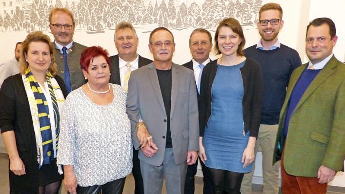 Mit einer großen Gratulantenschar feierte Eugen Hain im "Dorftreff" seinen 70. Geburtstag. Unser Bild zeigt (von links) VG-Vorsitzende Doris Leithner-Bisani, 2. Bürgermeister Klaus Witzgall, Ehefrau Roswitha, Gerhard Schneider vom Bürgermeister-Chor, Eugen Hain, Bezirkstagspräsident Henry Schramm, MdB Emmi Zeulner, Bürgermeisterkandidat Philip Laaber und Philipp Franz zu Guttenberg. Foto: Klaus-Peter Wulf