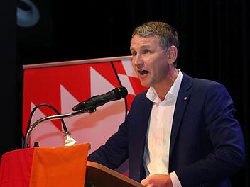 Björn Höcke bei seinem Auftritt am Freitagabend in der Kulmbacher Stadthalle Foto: Monika Limmer