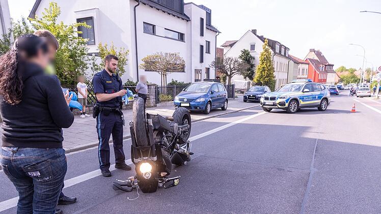 Beim Abbiegen: Biker kracht mit Motorrad in Auto