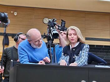 Die Professorin Ute Seeland hat einen neuen Fragenkatalog für Patientinnen und Patienten entwickelt. Harald Lesch ist überrascht, was man hier alles beantworten soll. Denn nicht nur das Geschlecht, sondern auch soziale und kulturelle Einflüsse können eine entscheidende Rolle bei Krankheiten und deren Behandlung spielen.