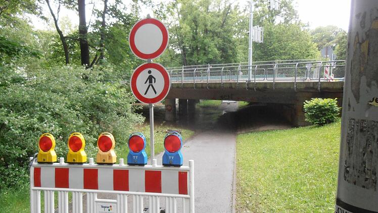 Gesperrt: die Fußgängerunterführung unter der Alexandrinenbrücke. Hier war die Itz am Samstag bis auf den Gehweg geschwappt.