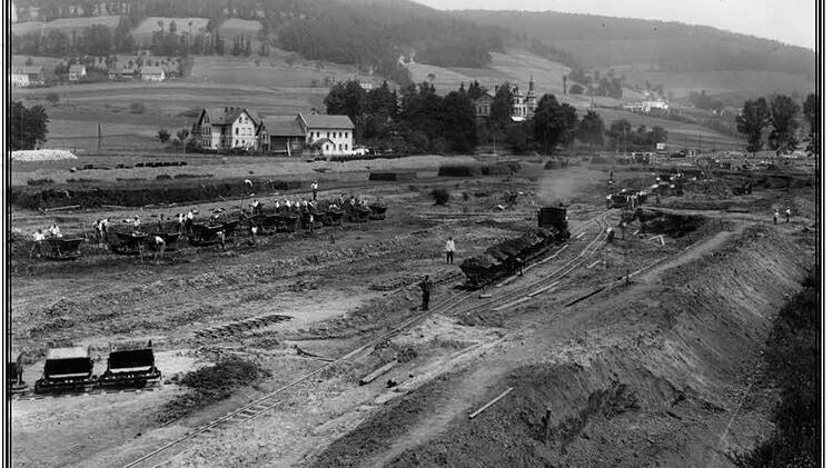 Bau der Flutmulde, erster Spatenstich 27. September 1932 - Oktober 1934 beendet; hier Priemershof (Mitte)