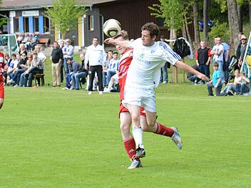 Vollen Einsatz garantiert Johannes Hein (rechts). Allerdings steht hinter dem torgefährlichen Spieler der DJK Burghausen/Windheim ein Fragezeichen vor dem Relegations-Spiel am Freitag gegen den FC Rottershausen. Foto: ssp