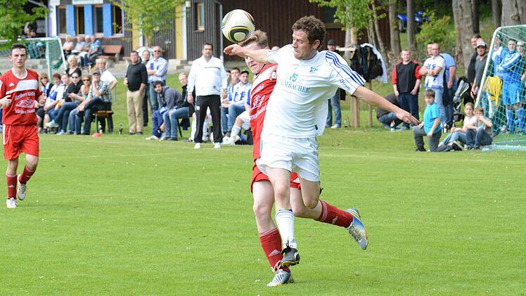 Vollen Einsatz garantiert Johannes Hein (rechts). Allerdings steht hinter dem torgefährlichen Spieler der DJK Burghausen/Windheim ein Fragezeichen vor dem Relegations-Spiel am Freitag gegen den FC Rottershausen. Foto: ssp