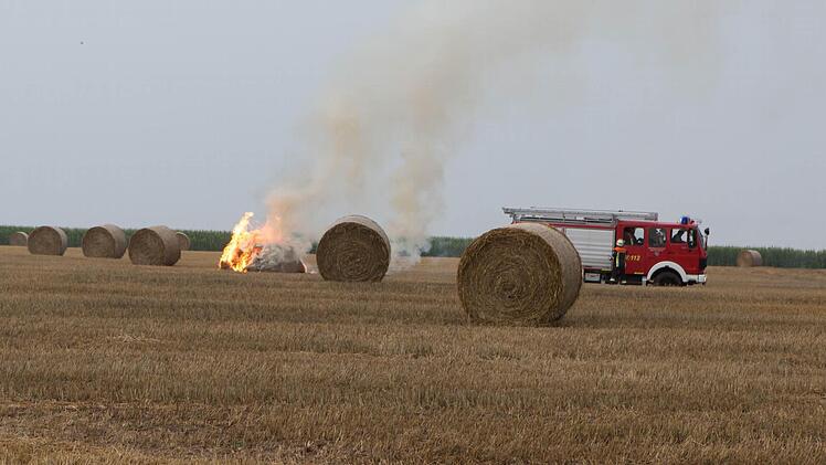 Auf einem Acker zwischen Ritzmannshof und Rothenberg geriet ein Strohballen durch einen Blitzeinschlag in Flammen. Foto: News5 / Weier