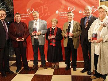 Der Chef der Sparkasse Forchheim, Ewald Maier (l.), gratuliert den Preisträgern: (v. l.) Jürgen Distler, Peter Schmitt (beide betreuen Asylbewerber in Egloffstein), Erna Bausenwein (Lebenswerk), Ludwig Haas (Gräfenberger Sportbündnis), Pfarrer Enno Weidt und Marita Obermeyer-Simsekli (Netzwerk Asyl). Fotos: Josef Hofbnauer
