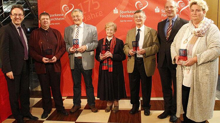 Der Chef der Sparkasse Forchheim, Ewald Maier (l.), gratuliert den Preisträgern: (v. l.) Jürgen Distler, Peter Schmitt (beide betreuen Asylbewerber in Egloffstein), Erna Bausenwein (Lebenswerk), Ludwig Haas (Gräfenberger Sportbündnis), Pfarrer Enno Weidt und Marita Obermeyer-Simsekli (Netzwerk Asyl). Fotos: Josef Hofbnauer