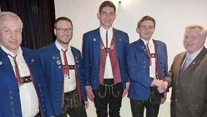 Von links: Vorsitzender Eugen Rebhan, Kreisdirigent Roman Steiger, Florian und Lukas Neubauer sowie Kreisvorsitzender Wolfgang Müller  Foto: gf