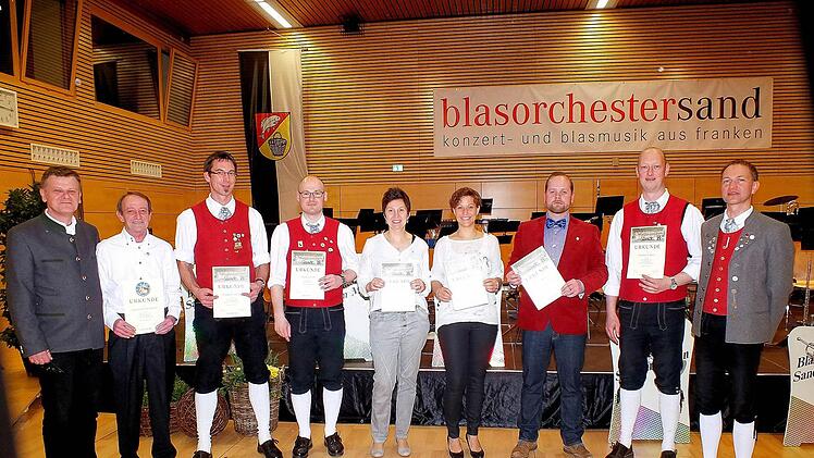 Beim Frühjahrskonzert ehrte Vorsitzender Dirk Rückert (rechts) treue Mitglieder des Blasorchester Sand (von links): Bernhard Ackermann (50 Jahre) sowie für 25 Jahre Bastian Hümmer, Steffen Ullrich, Martina Müller, Melanie Mühlfelder, Manuel Klauer und Bernhard Mahr. Foto: Beuerlein