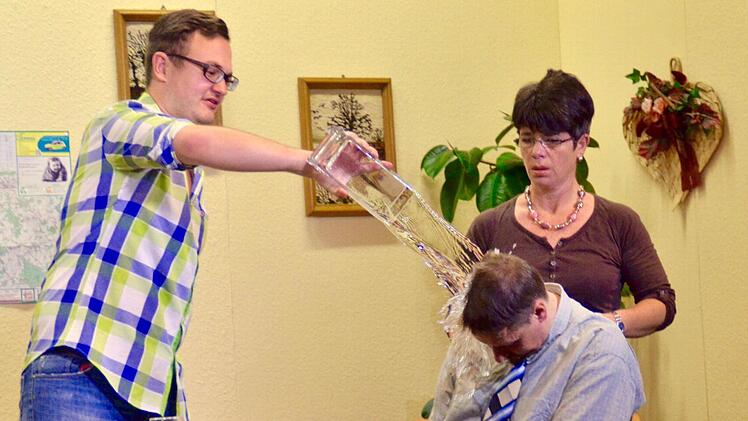 Uwe Sonnenberg bekommt als Inspektor Darreck von Florian Baier, der Max Küster spielt, Wasser über den Kopf geschüttet. Evi Kaiser beobachtet die Szene. Foto: Kathrin Kupka-Hahn