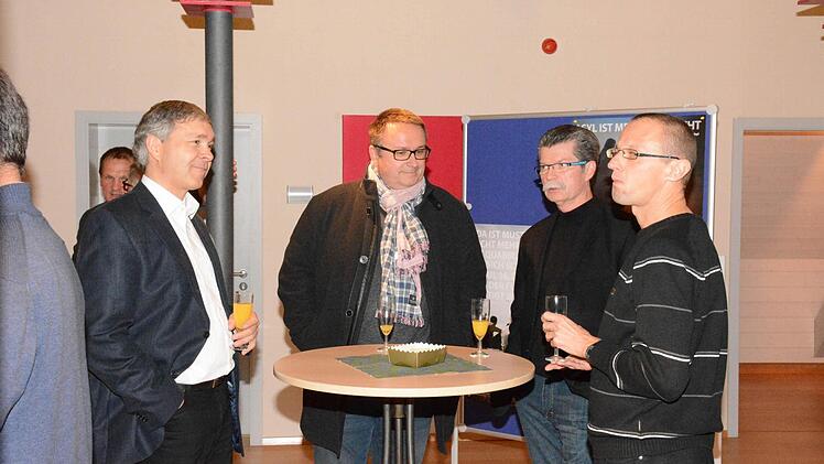 Kirche und Schule waren stark bei der Ausstellungseröffnung vertreten. Von links Gemeindereferent Norbert Zettelmeier, stellvertretender Schulleiter der Staatlichen Realschule, Stefan Wittmann, Schulleiter Helmut Ott und Pfarrer Sieghart Sapper. Foto: Schmidt