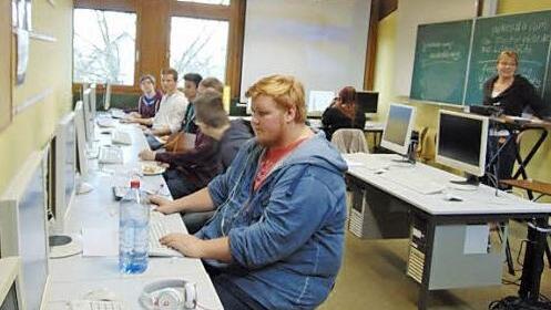 Im Internet suchen die Schüler auch passende Hintergrundgeräusche und Musik für ihre Gechichten.