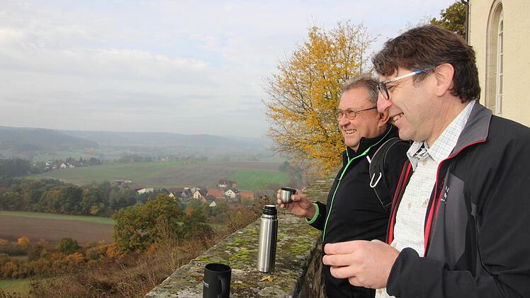 Charly Scholl und Josef Körner genießen an der St. Gallus-Kirche einen heißen Schluck.  Foto: Diana Fuchs