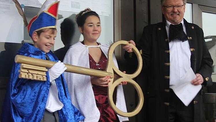 Bürgermeister HansPietz übergibt den Schlüssel an DarioII. und Laura I. Foto: Veronika Schadeck