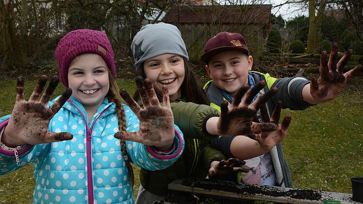 Die Kinder der Schulgarten AG haben ein Händchen für Pflanzen - und offensichtlich Spaß bei der Arbeit! Fotos: Dagmar Besand