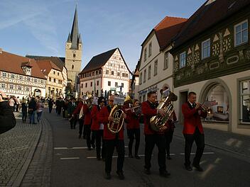 Über 500 Schützen aus ganz Unterfranken mit 62 Fahnenabordnungen bildeten einen eindrucksvollen Festzug, der sich nach dem Gottesdienst vom Zeiler Marktplatz zur Tuchanger-Halle bewegte. Fotos: Sabine Weinbeer