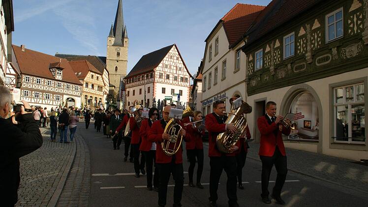 Über 500 Schützen aus ganz Unterfranken mit 62 Fahnenabordnungen bildeten einen eindrucksvollen Festzug, der sich nach dem Gottesdienst vom Zeiler Marktplatz zur Tuchanger-Halle bewegte. Fotos: Sabine Weinbeer